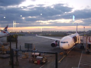 Ein Blick aus dem Panorama-Fenster des Londoner Flughafens Heathrow